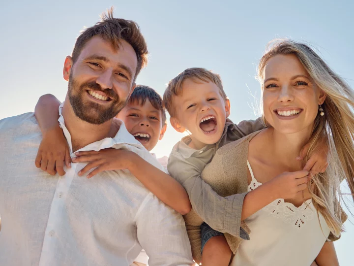 Famille souriante en plein air, enfants heureux.